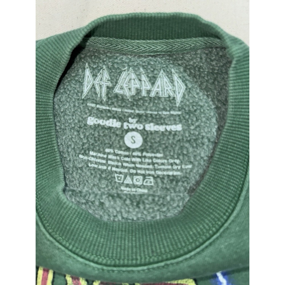 Def Leppard Green Graphic Sweatshirt Rhinestone Star Sleeves Women's Size S - Picture 5 of 6